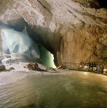 Самая большая ледяная пещера в Австрии.